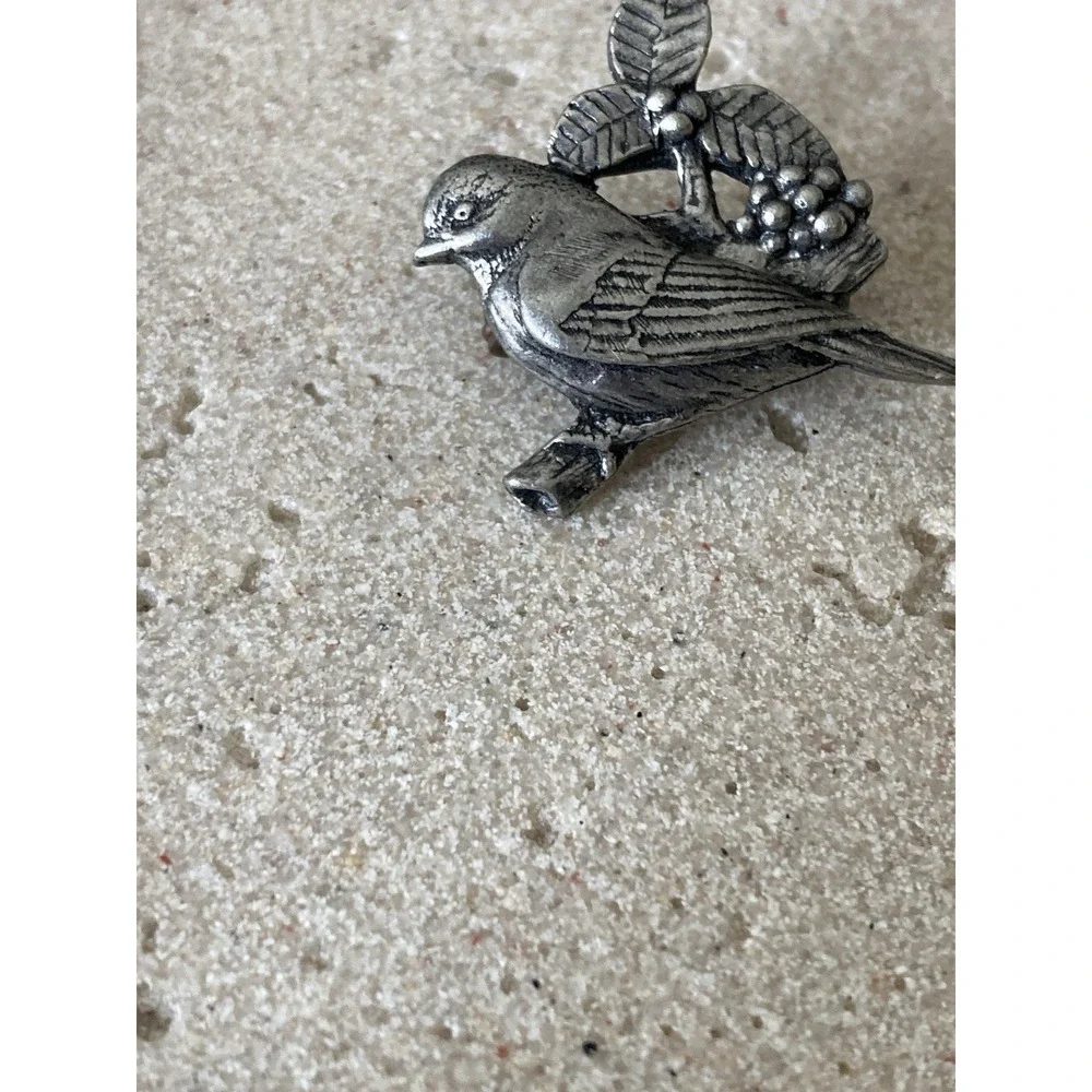 Birds & Blooms‎ 2002 Silver Tone Bird Berry Branch Brooch Pin Nature Wildlife